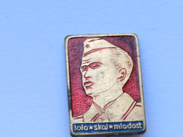 BADGE Z-59-2- Person Celebrity, Célébrités La Personne, Famous, IVO LOLA RIBAR - Non Classés