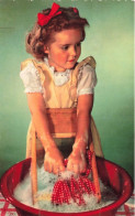 ENFANTS - Une Petite Fille Faisant La Lessive à La Main - Colorisé - Carte Postale - Portraits