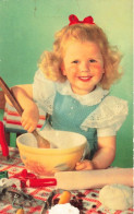 ENFANTS - Une Petite Fille Faisant La Cuisine - Colorisé - Carte Postale - Portraits