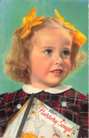 ENFANTS - Une Petite Fille Tenant Un Livre De Comptines - Colorisé - Carte Postale - Portraits