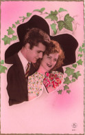 COUPLE - Un Couple Tenant Un Bouquet De Roses - Colorisé - Carte Postale Ancienne - Koppels