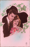 COUPLE - Un Couple Tenant Un Bouquet De Roses - Colorisé - Carte Postale Ancienne - Koppels