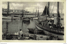 29 GUILVINEC N°110 Le Port Gros Plan Bateaux De Pêche Et Pêcheur VOIR DOS - Guilvinec