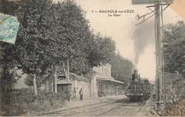 Bagnols Sur Cèze * La Gare * Arrivée Train Locomotive Machine * Ligne Chemin De Fer Gard - Bagnols-sur-Cèze