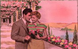 COUPLE - Chuchoter Des Mots Aux Oreilles - Colorisé - Carte Postale Ancienne - Couples