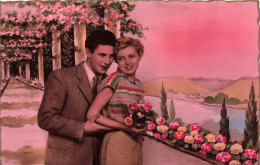 COUPLE - L'homme Tenant Le Bras De Sa Fiancée - Colorisé - Carte Postale Ancienne - Couples