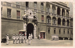 MONACO - La Relève De La Garde Devant Le Palais Princier - Colorisé - Carte Postale - Fürstenpalast