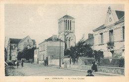 Challans * Rue Et Vue Sur Le Vieux Clocher De L'église - Challans