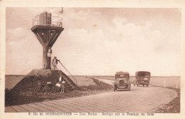 Noirmoutier * Une Balise , Refuge Sur Le Passage Du Goâ Gois * Automobile Voiture Ancienne - Noirmoutier