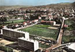 Chazelles Sur Lyon * Un Quartier De La Ville Et Stade Terrain De Football * Sport Immeubles - Andere & Zonder Classificatie