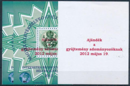 ** 2012 3 Db A Magyar Illetékbélyeg-gyűjtemény Megalapítása Emlékív, Közte "Ajándék A Gyűjtemény Adományozóknak" Felülny - Sonstige & Ohne Zuordnung