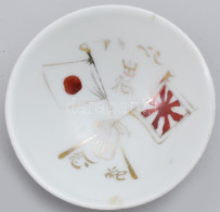 Japán Porcelán Katonai Szakés Csésze. Cca 1917-1918, Szibériai Expedíció. Kettős Zászlóval Díszített. Kis Kopással, Pere - Altri & Non Classificati