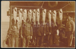 Cca 1910 Az S.M.S.Dukla Legénysége Halfogással A Fedélzeten (11 X 7 Cm) / A Group Of Sailors, Identified As Crewmembers  - Sonstige & Ohne Zuordnung