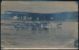 1916 Osztrák-magyar Haditengerészeti Bombázógép G8, Melyet 1916-ban Gyártottak, Lassít A Vízen. Fotó Gyűrődéssel 16x10 C - Autres & Non Classés