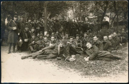1928 ősze, Katonanövendékek A Piliscsabai Táborban Ebéd Után, Hátoldalán Feliratozott, Jelzés Nélküli Fotólap, 8,5x13,5  - Autres & Non Classés