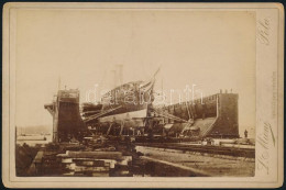 Cca 1880 S.M.S. Miramar A Szárazdokkban, Polában. Kabinetfoto Mioni Műterméből / S.M.S. Miramar, Viewed From The Bow, Is - Otros & Sin Clasificación