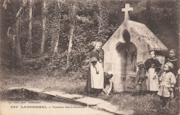 Landremel , Lothey * Un Coin Du Village Et La Fontaine St Guénolé * Femme Enfant Villageois Coiffe Costume - Sonstige & Ohne Zuordnung