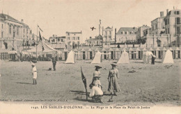 Les Sables D'olonne * Montage Filet Pour Tennis * La Plage Et La Place Du Palais De Justice * Sport - Sables D'Olonne