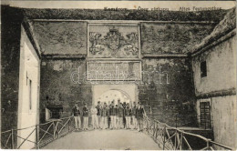T2/T3 1916 Komárom, Komárno; Öreg Várkapu, Katonák / Altes Festungstor / Old Castle Gate, K.u.K. Soldiers (EK) - Non Classés