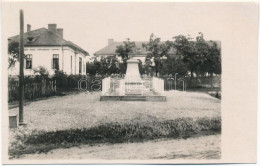 * T4 1927 Singureni, Monumentul / Monument. Photo (vágott / Cut) - Ohne Zuordnung