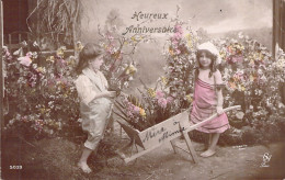 Lot De 2 Cpa Fantaisie - Folklore - Enfants Dans Un Jardin - Anniversaire - Carte Postale Ancienne - Cumpleaños