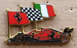 Lot De 2 Pins SUPERBE PIN'S FERRARI F1, Drapeaux ITALIEN, 60mm, 25ex Au Dos, - Ferrari