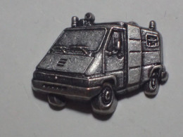 PIN'S POMPIERS RENAULT MASTER Zamak Relief - Renault