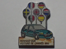 PIN'S  Auto Renault Clio , Voiture De L'année 1991 , Bleu Vert ; Signé Sofrec - Renault