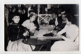 Superbe Lot De 8 CARTES PHOTOS - Bal Avec Déguisement Dans Un Boite De Nuit (Accordéon) - Carnaval