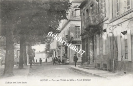 CPA 17 0260 MATHA - PLACE DE L'HÔTEL DE VILLE ET HÔTEL BRISSET - Matha