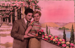 COUPLE - L'homme Tenant Le Bras De Sa Fiancée  - Colorisé - Carte Postale Ancienne - Couples