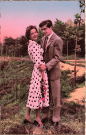COUPLE - Un Couple Heureux Dans Le Jardin - Colorisé - Carte Postale Ancienne - Paare