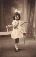 ENFANTS - Petite Fille à Robe Blanche - Carte Postale Ancienne - Altri & Non Classificati