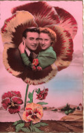 COUPLE - Un Couple Heureux Dans Une Fleur - Colorisé - Carte Postale Ancienne - Couples