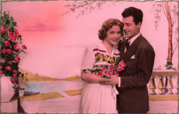 COUPLE - Un Couple Heureux Tenant Un Bouquet De Roses - Colorisé - Carte Postale Ancienne - Koppels