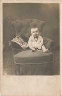 ENFANTS - Bébé Sur Un Fauteuil - Carte Postale Ancienne - Otros & Sin Clasificación