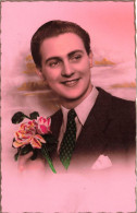 FANTAISIES - Un Homme Souriant Tenant Des Fleurs - Colorisé - Carte Postale Ancienne - Hombres