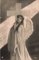 FANTAISIES - Une Femme Déguisée En Ange - Carte Postale Ancienne - Donne