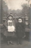 ENFANTS - Deux Enfants Devant Un Banc - Carte Postale Ancienne - Gruppen Von Kindern Und Familien