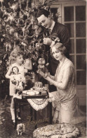 FÊTES ET VOEUX - Noël - Une Famille Devant Le Sapin Et Les Cadeaux - Carte Postale Ancienne - Altri & Non Classificati