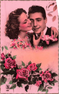 COUPLE - Un Couple Heureux  Entouré De Roses - Colorisé - Carte Postale Ancienne - Couples