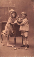 ENFANTS - Un Frère Et Une Sœur Sur Le Canapé - Carte Postale Ancienne - Groupes D'enfants & Familles