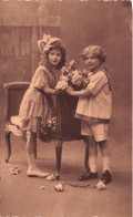 ENFANTS - Un Frère Et Une Sœur Sur Le Canapé - Carte Postale Ancienne - Groepen Kinderen En Familie