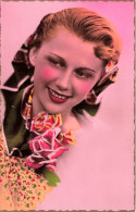 FANTAISIES - Une Femme Souriante Tenant Un Bouquet De Fleurs - Colorisé - Carte Postale Ancienne - Vrouwen