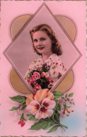 FANTAISIES - Une Femme Souriante Tenant Un Bouquet De Fleurs - Colorisé - Carte Postale Ancienne - Femmes