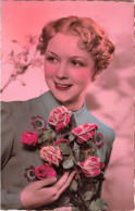 FANTAISIES - Une Femme Souriante Tenant Un Bouquet De Fleurs - Colorisé - Carte Postale Ancienne - Femmes