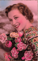 FANTAISIES - Une Femme Souriante Tenant Un Bouquet De Fleurs - Colorisé - Carte Postale Ancienne - Women