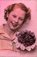 FANTAISIES - Une Femme Souriante Tenant Un Bouquet De Fleurs - Colorisé - Carte Postale Ancienne - Mujeres