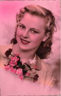 FANTAISIES - Une Femme Souriante Tenant Un Bouquet De Fleurs - Colorisé - Carte Postale Ancienne - Vrouwen