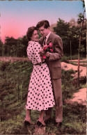 COUPLE - Un Couple Heureux Dans Le Jardin - Colorisé - Carte Postale Ancienne - Couples